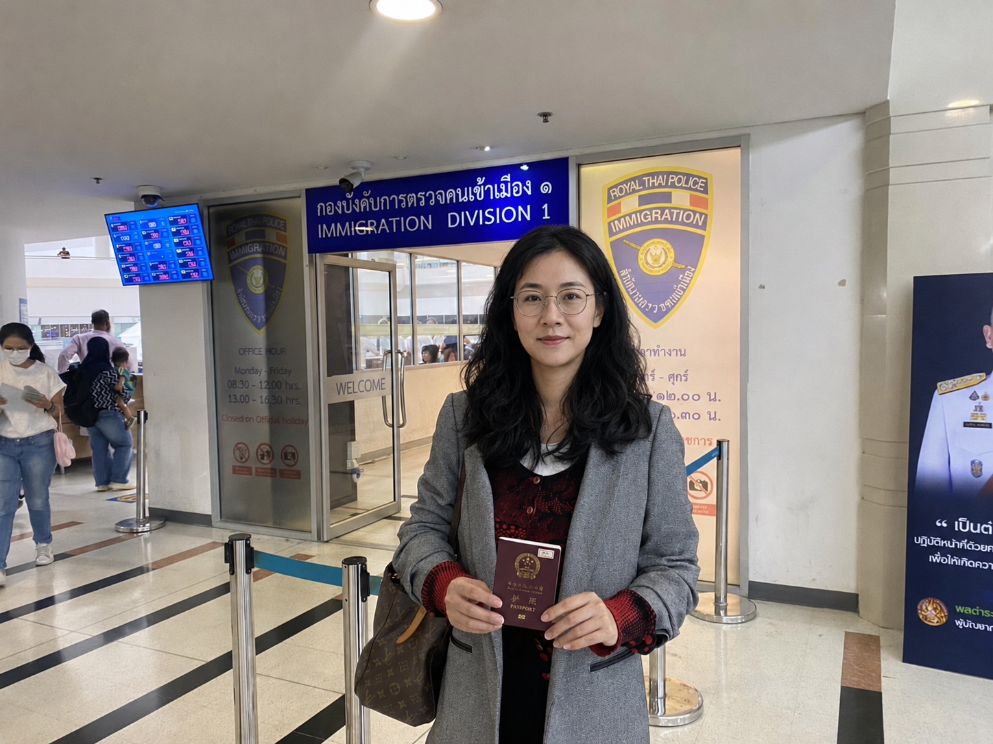 พาลูกค้าต่อวีซ่าที่ Immigration